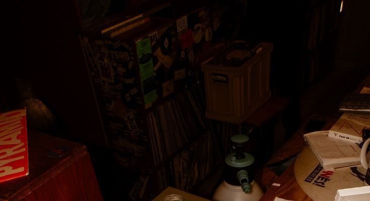 Estantes llenos de discos en un estudio